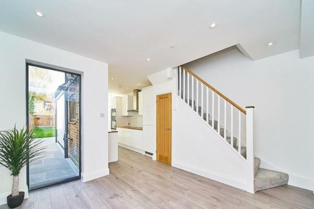 Spacious 4Br House, London, Sleeps 9, Parking Available 外观 照片