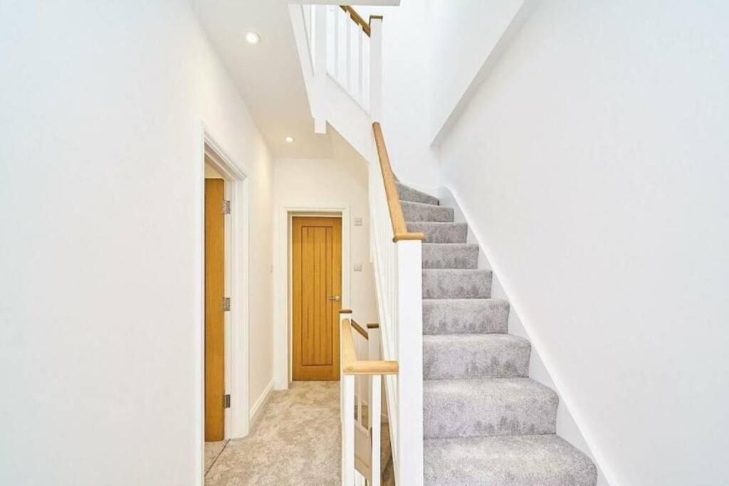 Spacious 4Br House, London, Sleeps 9, Parking Available 外观 照片