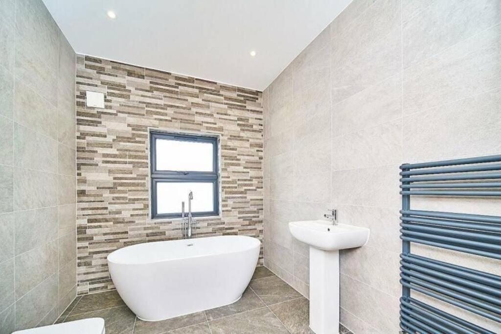 Spacious 4Br House, London, Sleeps 9, Parking Available 外观 照片
